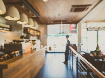 Terraza al aire libre en restaurante de Donosti, ideal para disfrutar la gastronomía